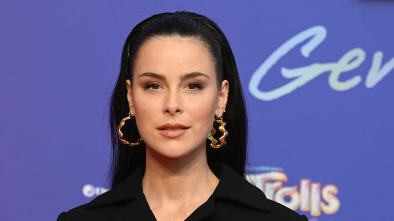 Gebrochenes Herz: Lena Meyer-Landrut gibt ein Lebenszeichen