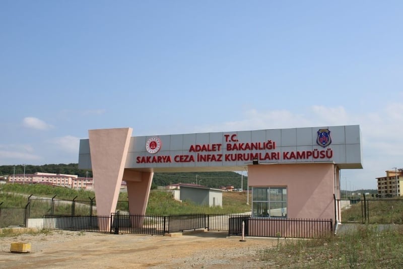 Sakarya'da cezaevinde gıda zehirlenmesi: 123 hükümlü hastaneye kaldırıldı