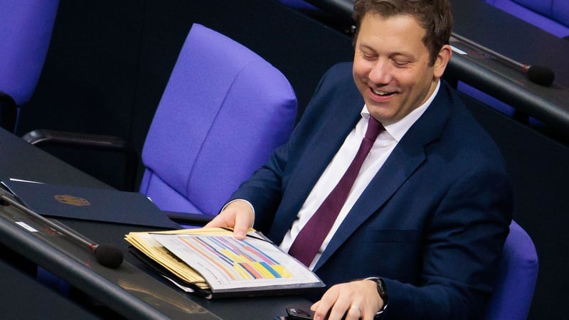 Ausschuss billigt Etat: Bundeshaushalt 2026 mit noch höheren Schulden