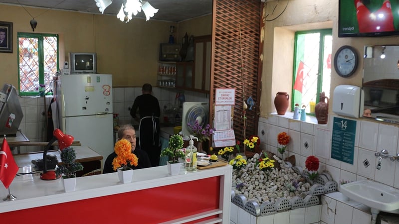 Yer: Isparta! Pide salonundaki isimsiz mezar görenleri şaşkına çeviriyor