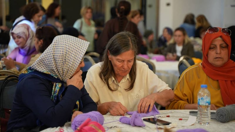 Büyük ilgi gören yarışma: Fatih’te 500 kadın örerek yarıştı!