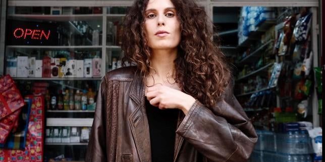 Dafné Kritharas chante l’harmonie franco-grecque sur son album « Prayer & Sin »