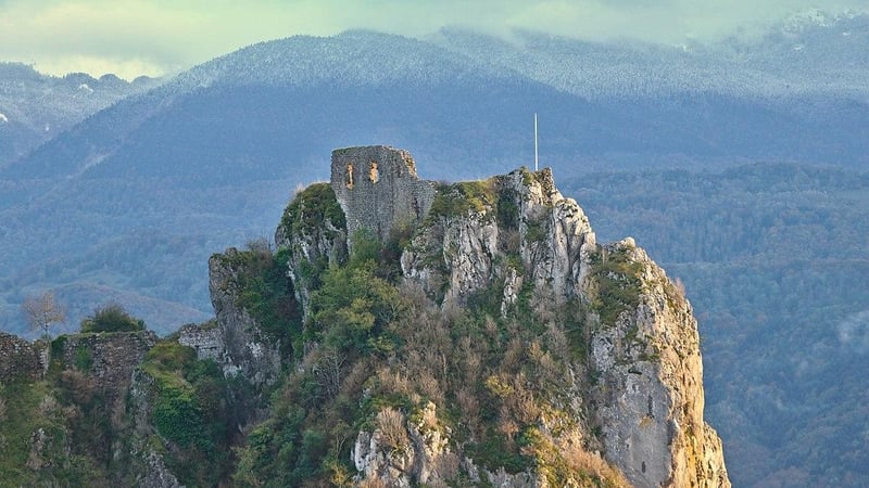 Este es el pueblo que tiene un castillo cátaro al borde de un precipicio