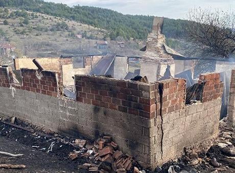 Alevlerin arasında kalan yaşlı adam hayatını kaybetti