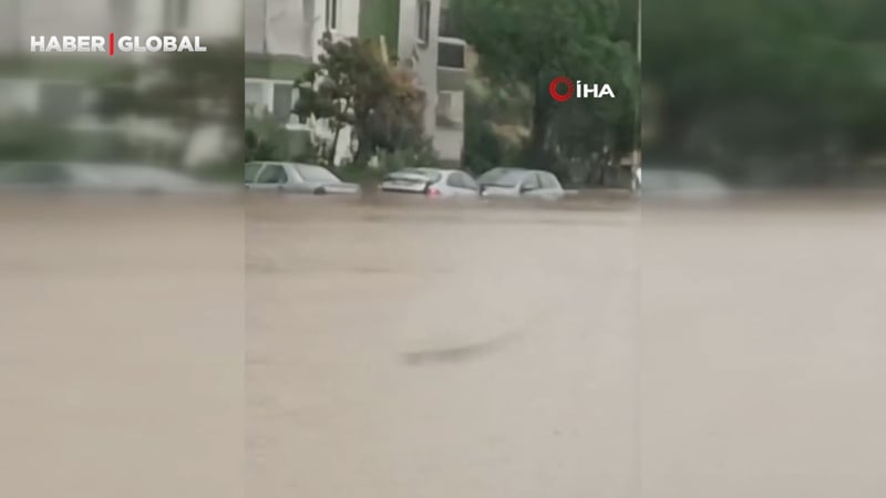 İzmir'de araçlar su altında kaldı
