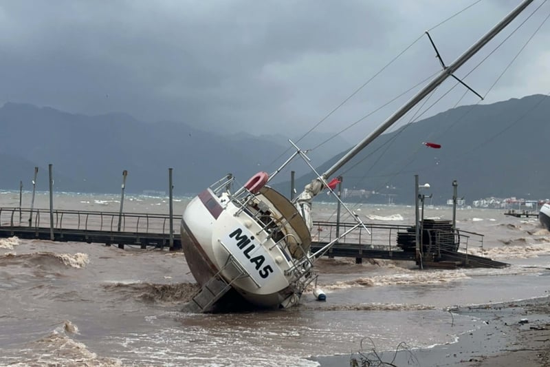 Marmaris'te kuvvetli rüzgar uyarısı: Tekneler kıyıya vurdu