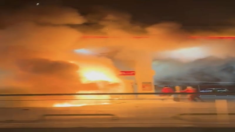 Faciadan son anda dönüldü: Çekmeköy'de otomobil akaryakıt istasyonuna daldı