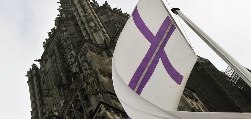 Religion & Gesellschaft: Kirchen und Fahnen [Online-Abo]