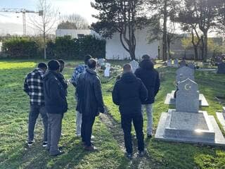 « Mohamed, tu ne seras pas oublié » : cent personnes aux obsèques de l’homme tué par la police à Lorient