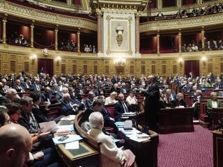 12 heures en plus chaque année : le Sénat vote une augmentation du temps de travail et relance un débat très sensible