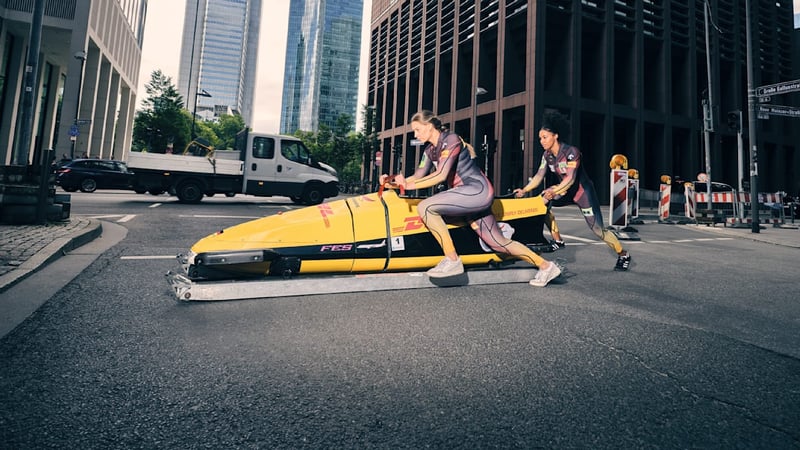 Olympia-Stars Nolte und Levi - Ein Bob rast durch die Straßen von Frankfurt