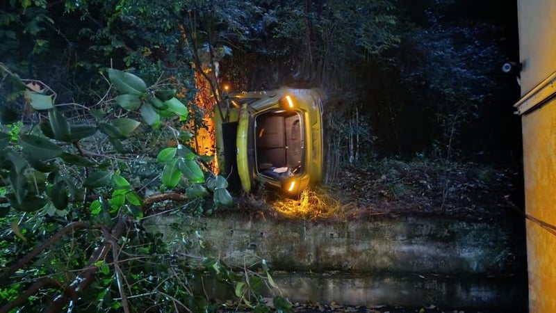 Otoparktan çıkan otomobil, 10 metrelik yükseklikten bahçeye uçtu: Sürücü yaralandı