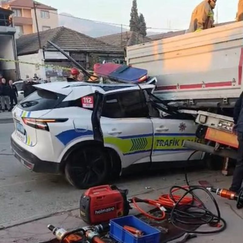 Ekip aracı TIR'a çarptı! 1 polis şehit!