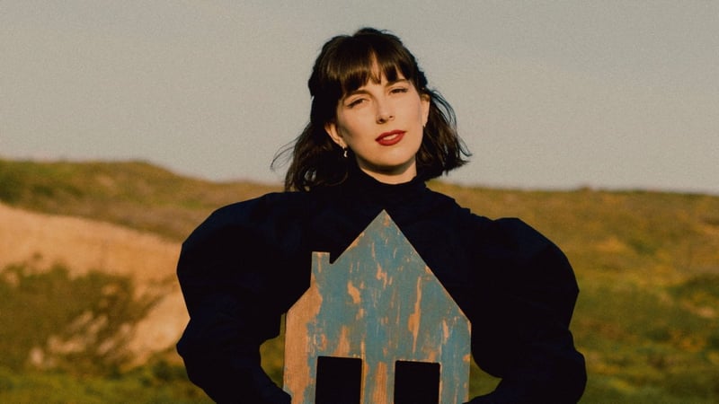 « Maison » : Coline Rio sort son deuxième album et nous entraîne dans son univers folk