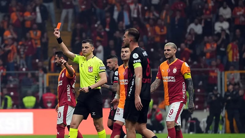 Galatasaray'da Roland Sallai kırmızı kart gördü! Derbide yok...