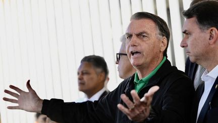 L'ex-président brésilien Jair Bolsonaro, condamné à 27 ans de prison pour tentative de coup d'Etat, placé en détention provisoire