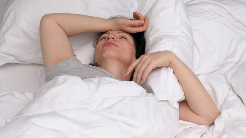 Nachtschweiß (Hyperhidrose): Ursachen & Behandlung – wann zum Arzt?