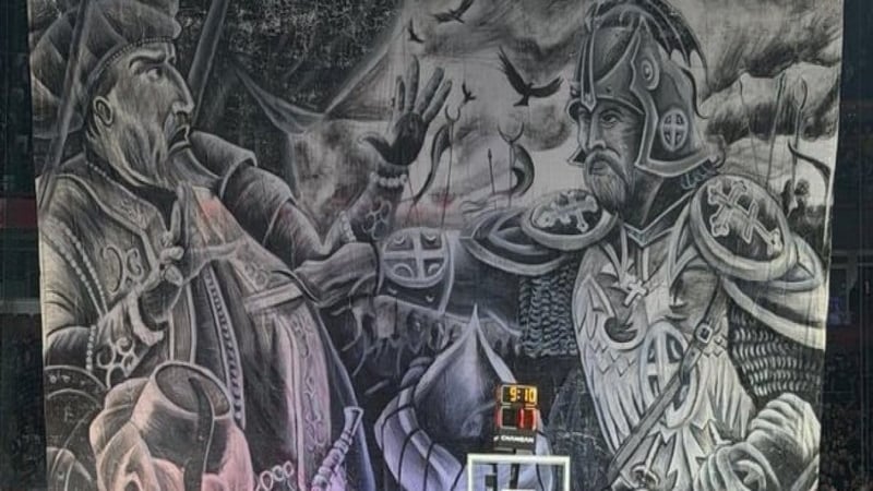 Fenerbahçe-Partizan maçında skandal pankart: Tribünlerindeki provokasyon büyük tepki topladı