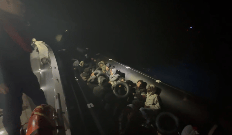 Dikili ve Foça'da düzensiz göçmen operasyonu: 37 yakalama, 33 kurtarma