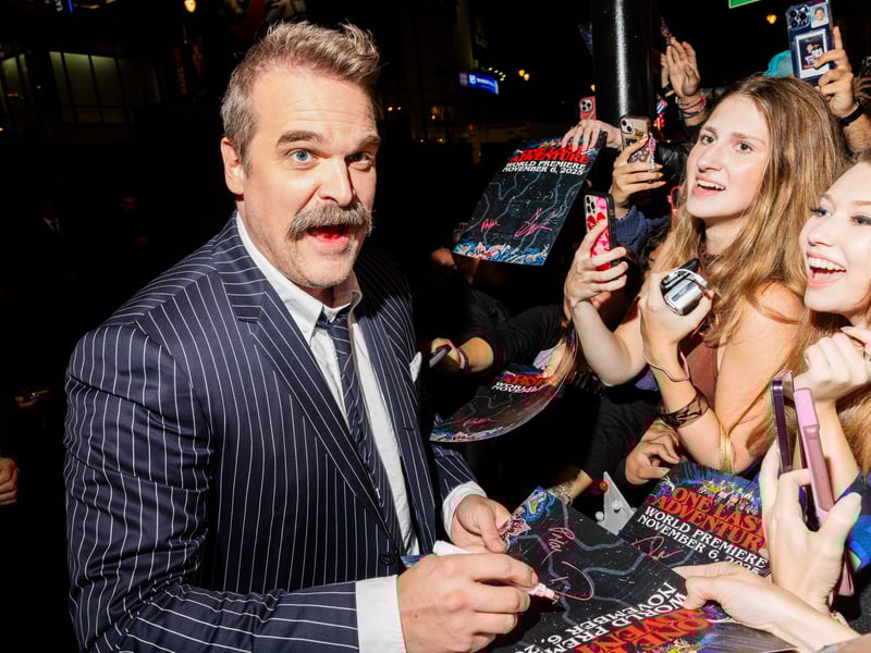 David Harbour is in a PR pickle ahead of 'Stranger Things.' Here's how 2 experts say they'd make the public forget about it.