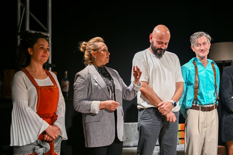 Bornova Belediyesi Şehir Tiyatrosu'ndan sezon açılışı: "Unutmak" oyunu sahnelendi