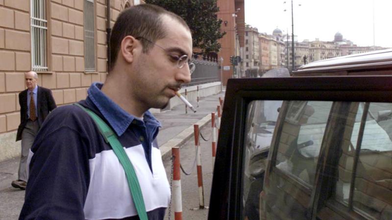 Esce dal carcere dopo aver ucciso la madre e denuncia il tutor legale: “Mi ha sottratto 350 mila euro”