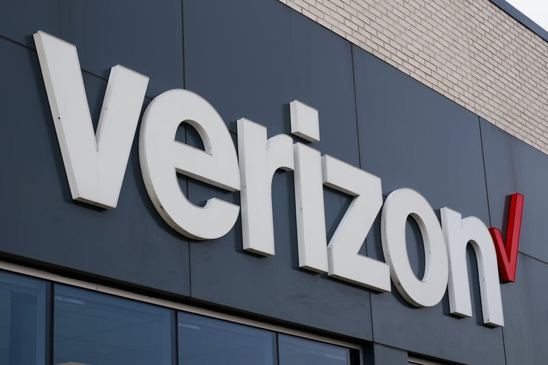 Verizon set to cut thousands of jobs and change some corporate-owned stores to franchises