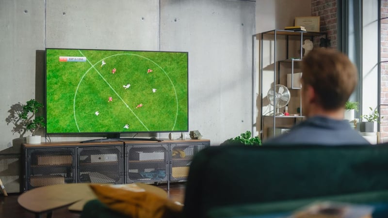 Knigge-Tipps: Darf der Fernseher bei Besuch laufen?