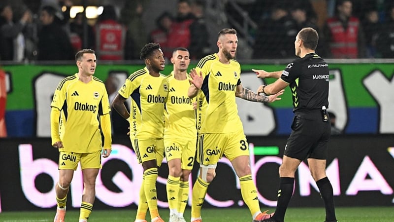 Rize'de kırmızı kart çıktı! İşte Çaykur Rizespor - Fenerbahçe maçındaki o pozisyon