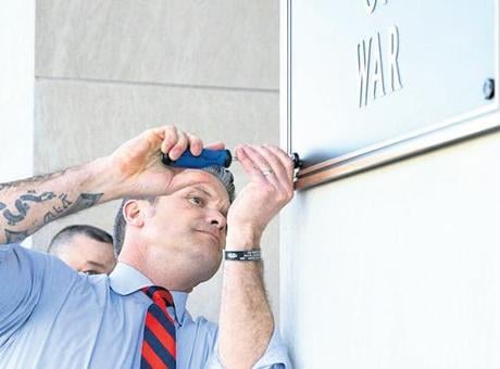 Yeni tabelayı bizzat astı