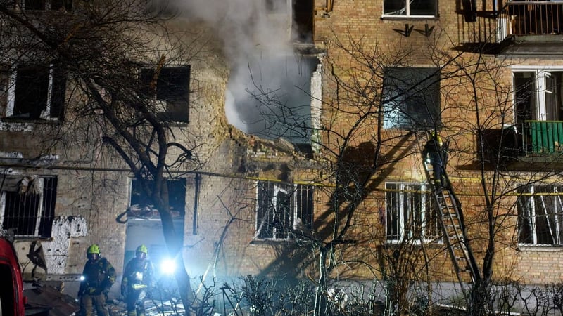 Neue Luftangriffe auf Kiew - Einschläge in Wohnhäusern