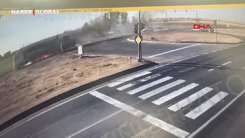 Mardin'de 3 aracın karıştığı kazada TIR alev aldı; o anlar kamerada