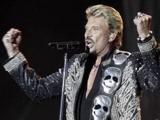 Des cheveux de Claude François et des peignes de Johnny Hallyday ont été vendus aux enchères