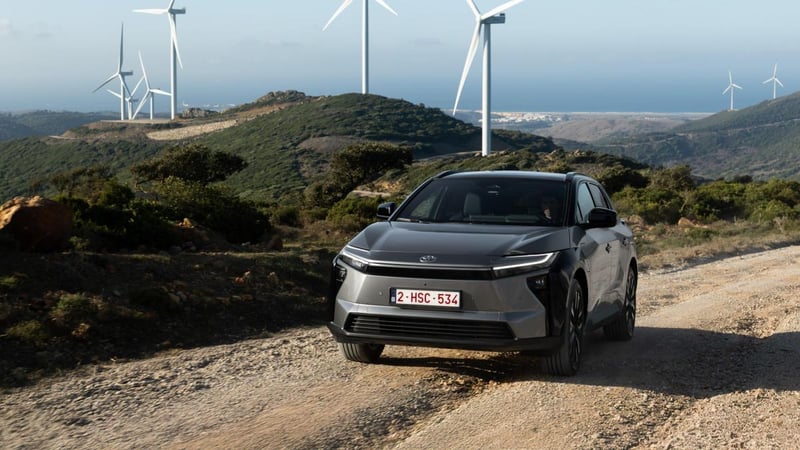 Toyota renueva el SUV eléctrico bZ4X: mantiene sus auténticas capacidades 4x4 pero ahora ofrece un mayor rendimiento y equipamiento