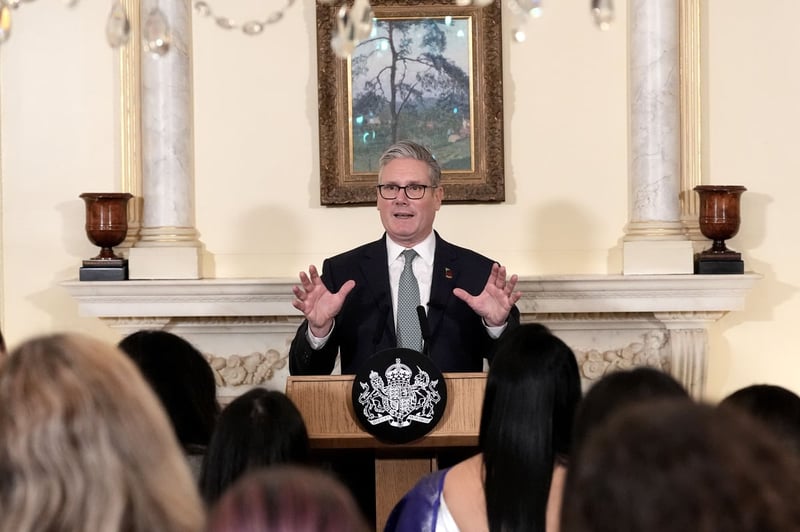 Starmer investigates briefing war as pressure on chief of staff grows