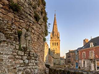 REPORTAGE. Maisons bucoliques et bouquinistes à chaque coin de rue : ce village breton est suspendu dans le temps