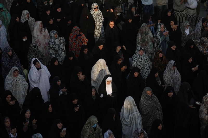 İran'da yağmur duası: Halk gözyaşlarıyla dua etti