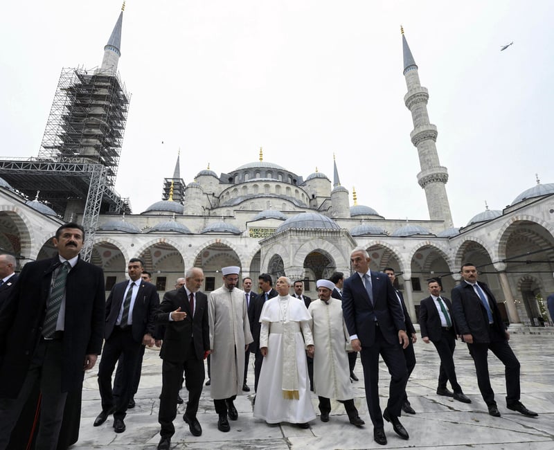 À Istanbul, la visite prudente et sans prière de Léon XIV à la Mosquée bleue