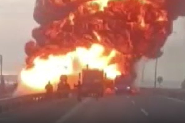 Otoyolda korkutan olay: Akaryakıt tankeri alev alev yandı