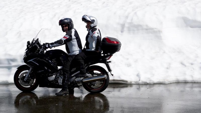 Si viajas en moto este invierno, no olvides llevar estos 10 “gadgets”: te salvarán de algún apuro