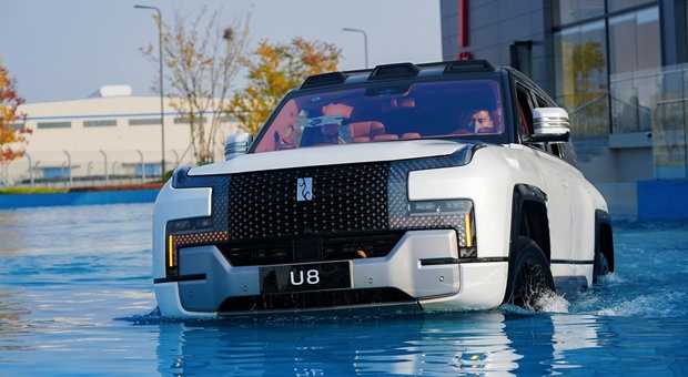 YangWang U8, una nuotata in piscina con il colossale suv cinese che non ha paura dell?acqua