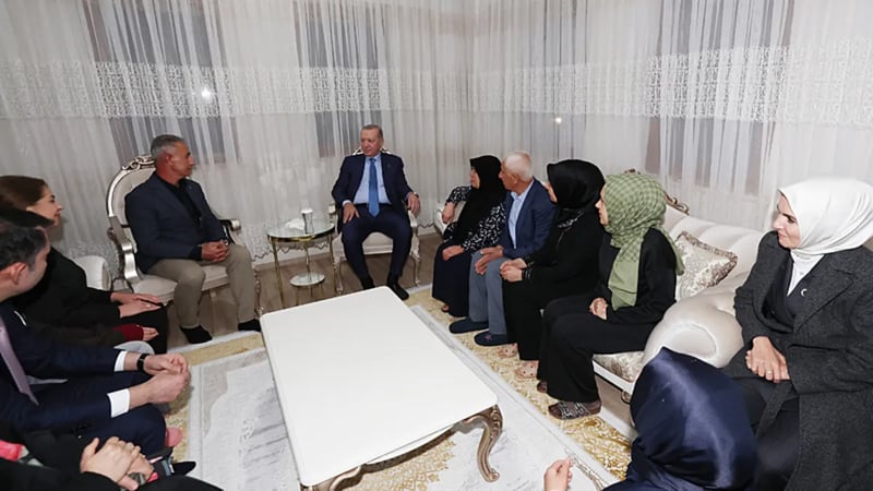 Başkan Erdoğan'dan depremzede aileye ev ziyareti