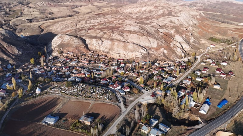 Bu köy 7 gün 24 saat kamerayla izleniyor