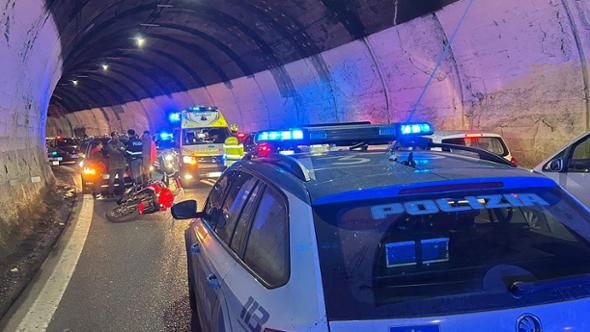 Cade in galleria con la moto, grave motociclista di trent’anni