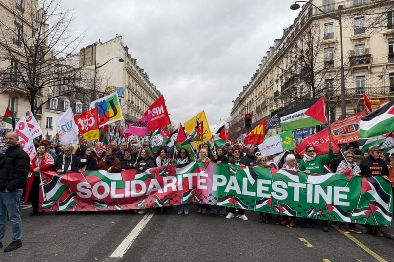 Paris'te on binlerce kişi Filistin halkıyla dayanışma için yürüdü