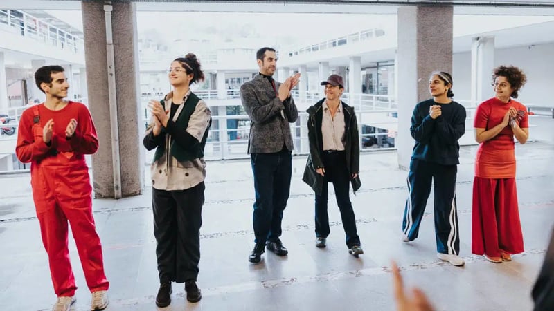 İMÇ’de sahnelenen ‘Açık Mülk’, sizi gerçek ve kurgu arasında bir gezintiye çıkarıyor: Satılık bir hafıza