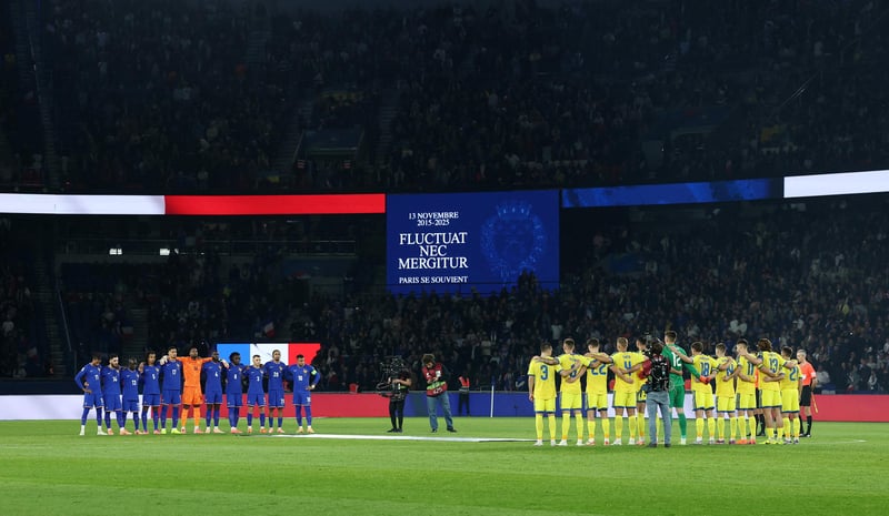France-Ukraine : Marseillaise, minute de silence et tifo à la 15e minute... début de match chargé d’émotion au Parc des Princes