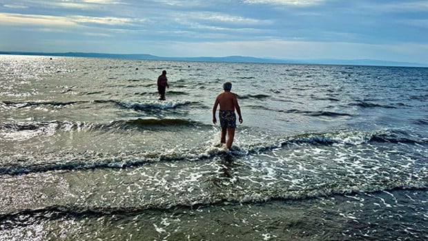 Kasım ayında deniz keyfi! Sıcak havayı fırsat bilenler denize girdi