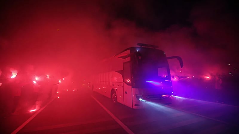 A Milli Futbol Takımı, meşaleler eşliğinde stada girdi