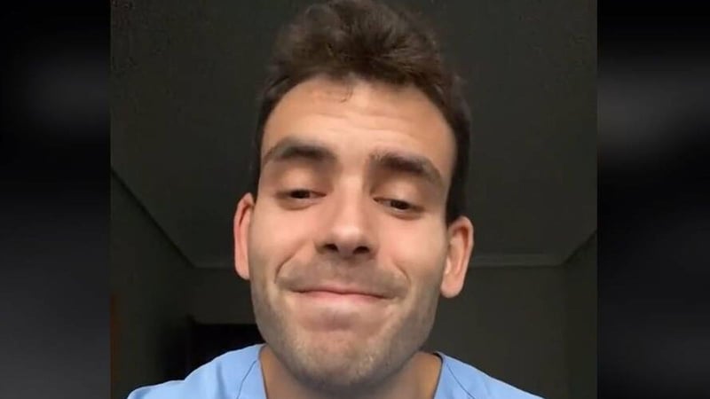 Jorge Ángel, enfermero: "¿Por qué llevamos una linterna en la UCI? Es muy importante"